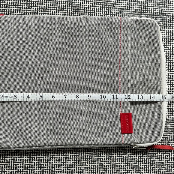 incase Terra Collection Sleeve Cream White and Fiery Red - Picture 12 of 13